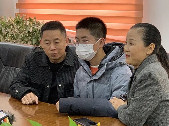  2021年12月7日，湖北荆州监利，孙海洋及老婆带被拐14年儿子接受媒体采访。人民视觉 资料图