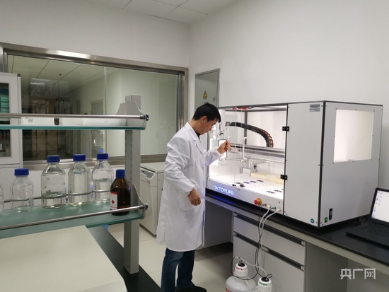 神农种业实验室科研人员在提取小麦基因组dna(央广网发 河南省农科院