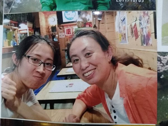 江歌和江妈在日本的合照。 张小莲 澎湃资料