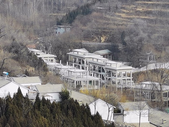从附近山上俯瞰，天井峪村的别墅被群山环抱。摄影：牛其昌