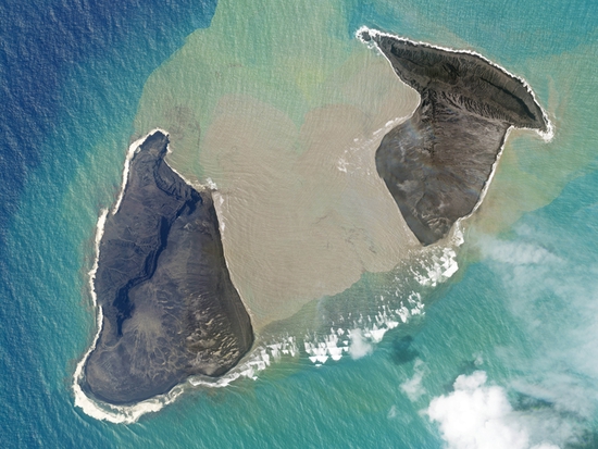 当地时间2022年1月15日，洪阿哈阿帕伊岛海底火山（Hunga Tonga Hunga Ha‘apai）喷发后的卫星图片。该火山非常活跃，岛上几乎没有常住居民。