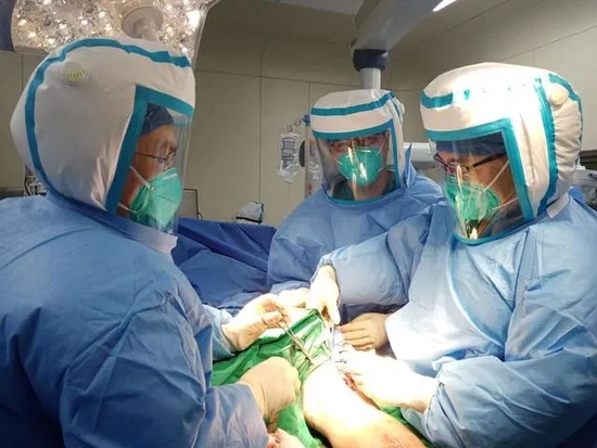 北医三院延庆医院，医务人员正在对伤员进行手术  北医三院供图