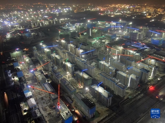 这是2022年1月4日拍摄的雄安新区容东片区华望城项目夜景（无人机照片）。新华社记者 骆学峰 摄