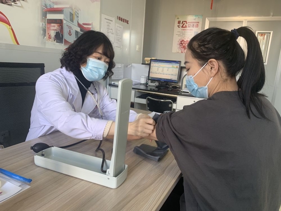 1月12日，刘亚声在兴安盟中心血站为献血者检查。新华社记者王靖摄