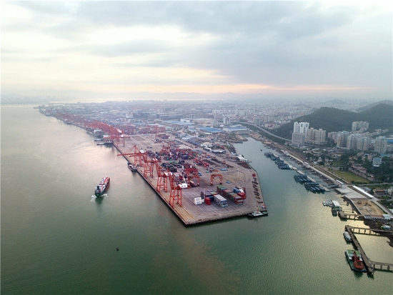 在福建自贸区厦门片区东渡港区，一艘货轮向码头靠拢（2017年8月26日摄，无人机照片）。新华社记者 姜克红 摄