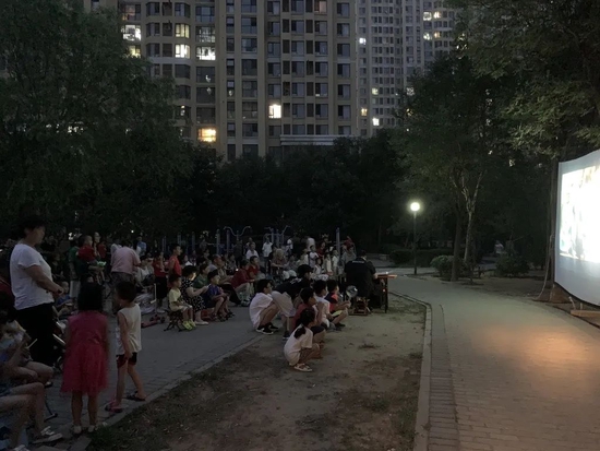 小区居民集体观看露天电影 © 葛宇路