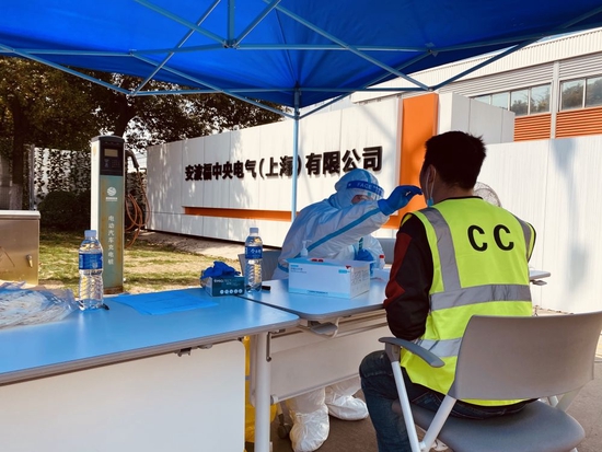 核酸采样小分队为安波福公司员工进行核酸采样。受访对象提供