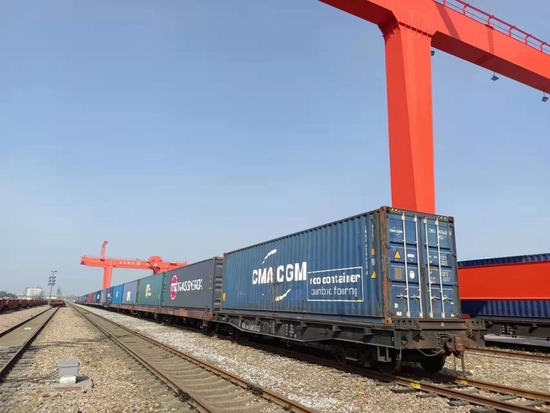 发车！疫情下，“中欧班列-上海号”17日从铁路闵行站出发前往欧洲。采访对象供图