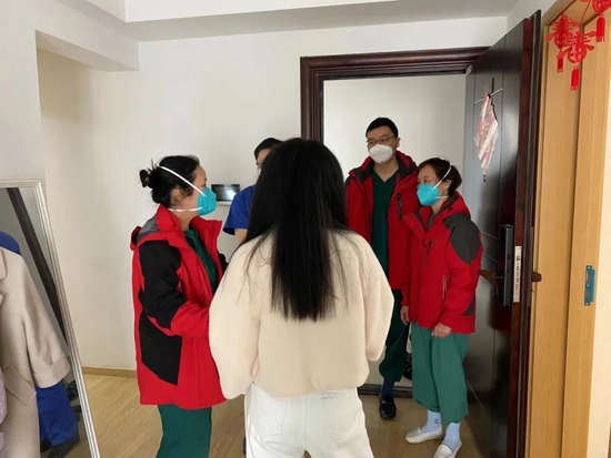  2022年4月19日，江苏省援沪医疗队队员到王女士家探望。（受访者供图）