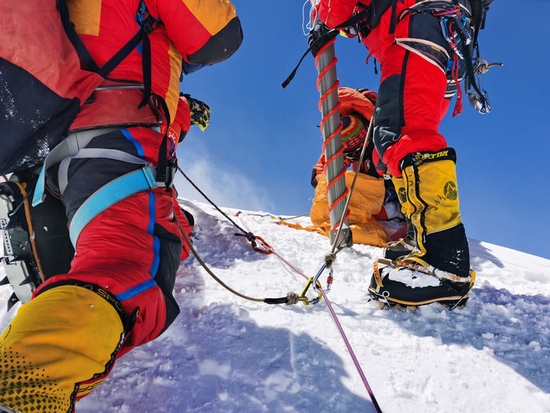 5月4日，在珠穆朗玛峰峰顶，科考队员在采集冰雪样品。新华社特约记者 索朗多吉 摄