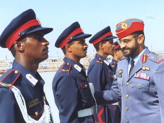 ·1994年，穆罕默德（右一）在一处空军基地与新飞行员举行毕业典礼。