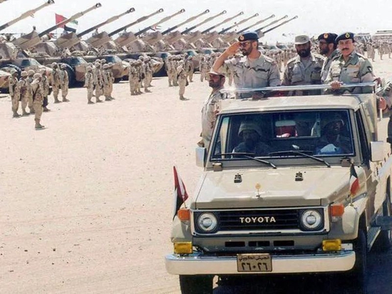 ·2003年3月，穆罕默德视察阿联酋军队。