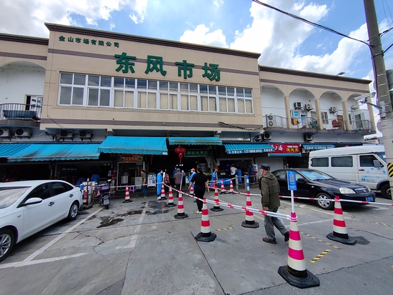上海张堰镇东风市场关闭50多天后重新开市，顾客陆续来采购