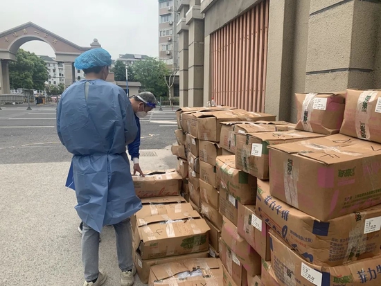  ▲团长在清点物资，受访者提供