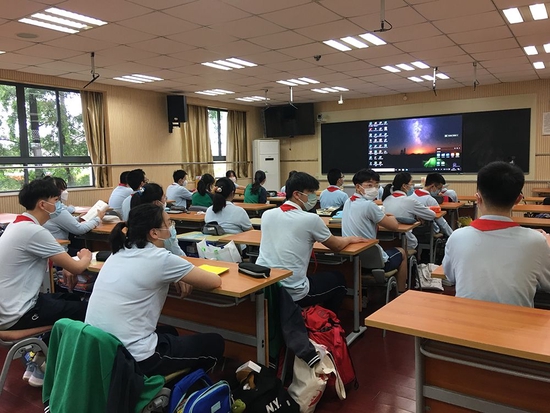 江湾初级中学的学生们在线上线下融合教室学习.