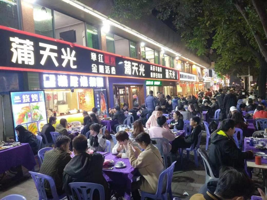泰哥开在广州宝业路的蒲天光餐厅，即便在冬天深夜12点，依然人气爆满。受访者供图