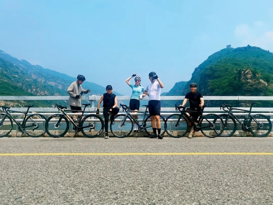 2022年6月，北京密云水库白河峡谷骑行，气温33度。摄影/闫皓白