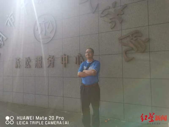 ↑：7日上午，本案代理律师杨柱赶到昆明市中级人民法院，通过视频等待西双版纳州中级人民法院的判决结果