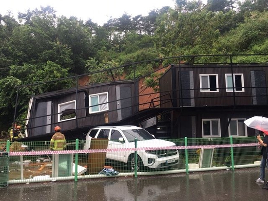 韩国京畿道发生山体滑坡，一宿舍被掩埋。（韩国《京畿日报》）