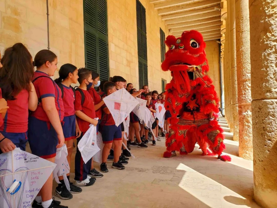参加“中国风筝节”的马耳他学生观看舞狮表演。