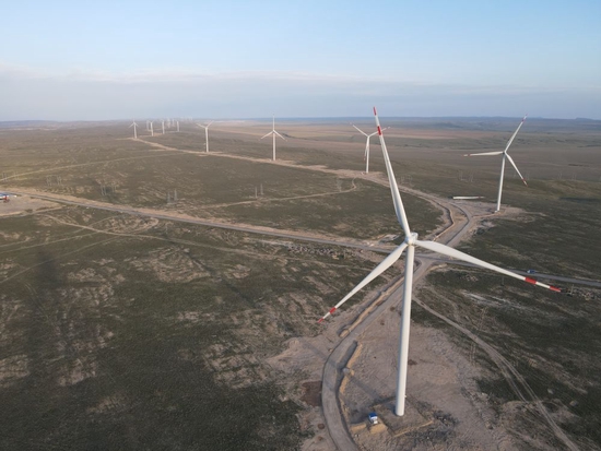 2021年4月25日在哈萨克斯坦扎纳塔斯用无人机航拍的风电场的风机。新华社发（中国电建成都院供图）