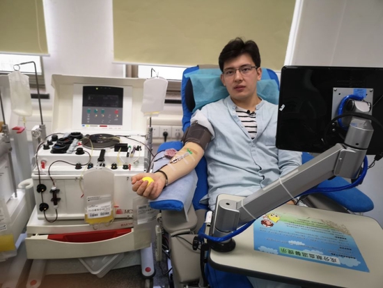 2018年5月22日，鲁斯兰在北京市红十字血液研究所献血。新华社发