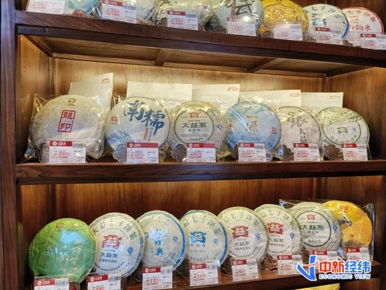 大益专卖店陈列的单饼在1000元-6000元之间的普洱茶 来源:中新经纬 马静 摄