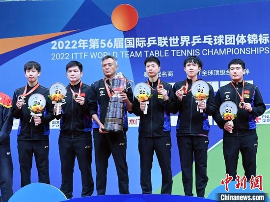 资料图：成都世乒赛团体赛国乒男团捧杯。　安源 摄