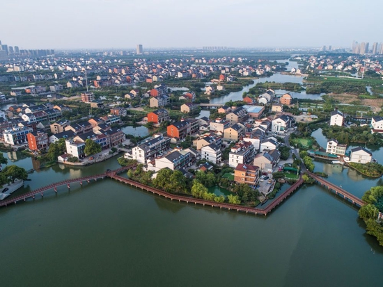 空中俯瞰杭州市余杭区塘栖古镇丁山湖边的水上栈道和丁河村（2019年8月7日摄，无人机照片）。新华社记者 徐昱 摄