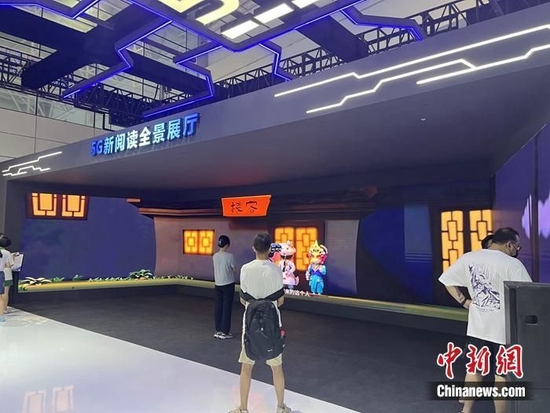 资料图。5G应用展示。中新网记者 吴涛 摄