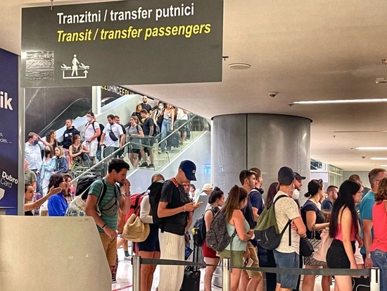 　　美国疫情后，大量美国人出国旅游，欧洲国家为主要目的地，图为东欧国家入境旅客排到入境大厅以外的盛况。摄/《财经》记者金焱