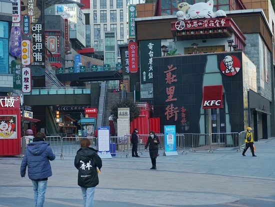 11月14日，石家庄街头，市民配戴口罩出行。视觉中国供图