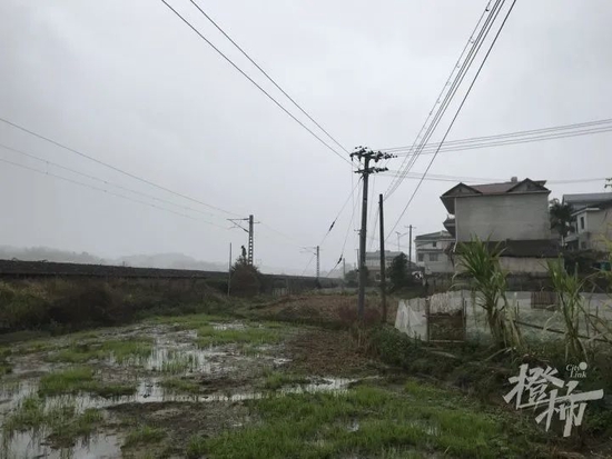  紧傍村庄的铁路“峰福线”，来往的电力机车很频繁，鸣笛声响彻村庄。