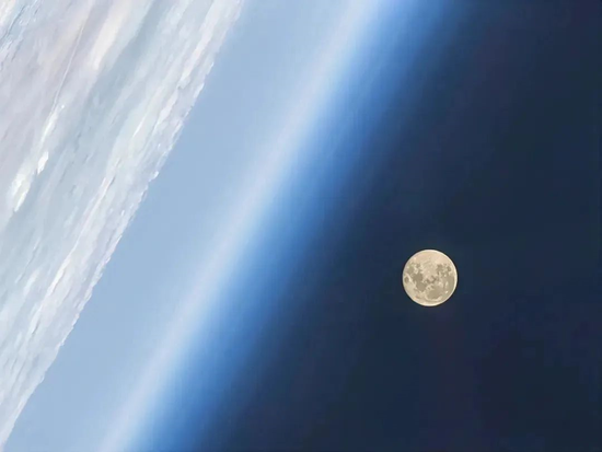 ▲今年中秋，陈冬在空间站拍摄的圆月