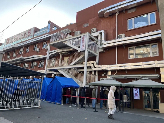 朝阳医院发热门诊为排队患者搭建帐篷御寒。摄影/本刊记者 温如军