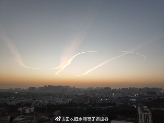 巨大发光体划破天际,数十秒后突然消失!昨晚全国多地网友目击的不明飞行物,到底是啥_新浪新闻