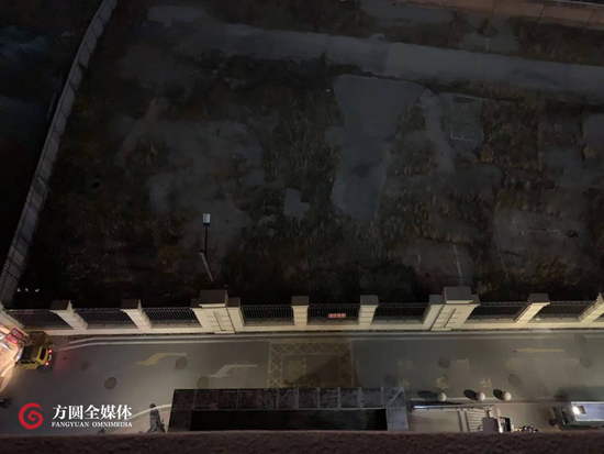 从10楼的窗口往下看,是范荣坠楼后跌落的平台和漫无边际的夜。(摄影/涂思敏)
