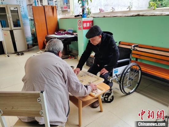 资料图：在位于广西南宁市良庆区康平街的康养之家养老院里，老年人在下棋。　黄艳梅 摄