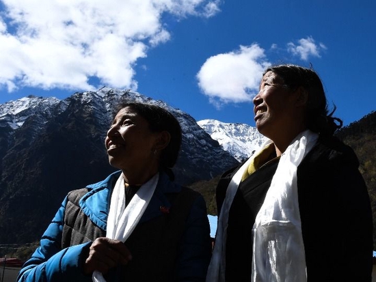 卓嘎（左）、央宗姐妹俩在一起（2017年10月29日摄）。新华社记者 普布扎西 摄