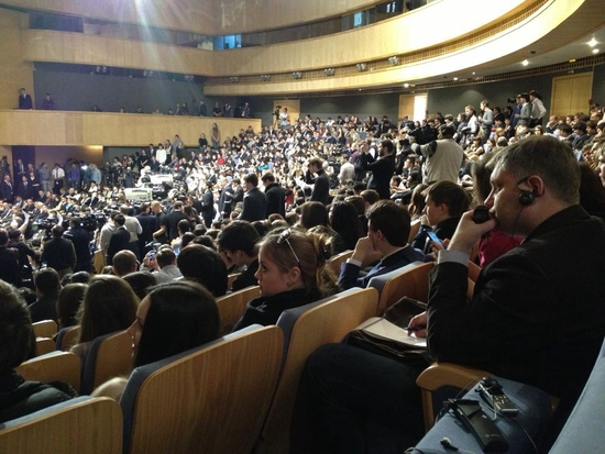 2013年3月23日，国家主席习近平在莫斯科国际关系学院发表演讲时，现场座无虚席。新华社发