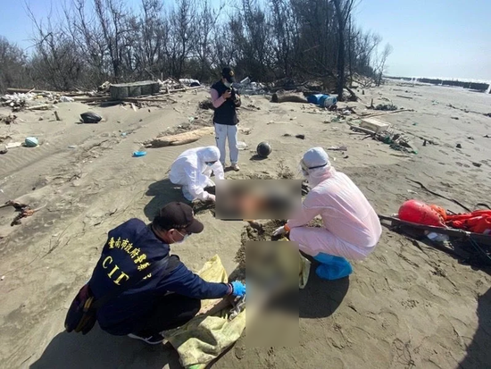  台南地区发现搁浅浮尸，辖区警方及鉴识人员在现场工作 图自台媒