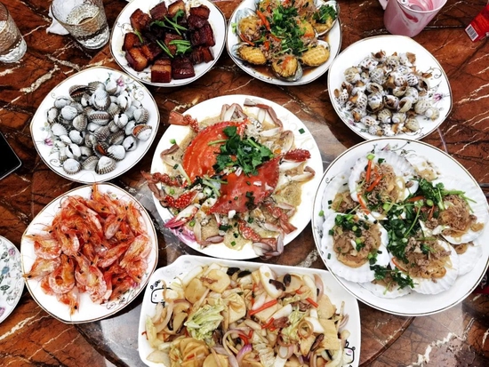 在温州期间，父母亲烧的一顿家常晚餐，有温州当地的梭子蟹、花蚶、花螺、年糕等，海鲜险些是咱们每餐主角。摄/陈淑莲