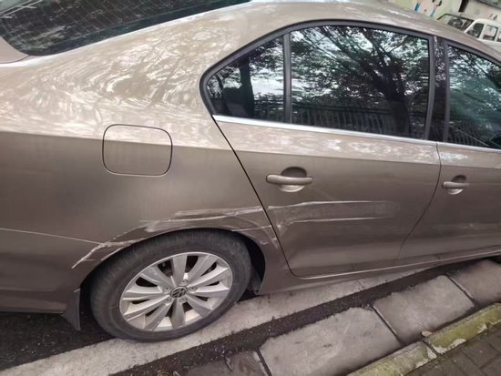 “车碰墙上受损，保险为啥不理赔？”女车主不解，保司回应