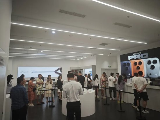 海南封关首日实探三亚海旅免税城：免税价叠加消费券，苹果手机最高可减1000元