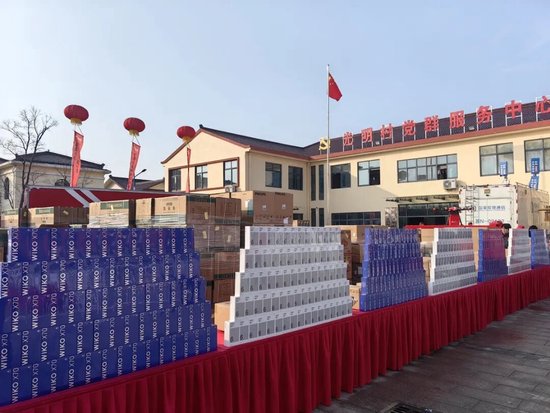 刘强东给家乡送年货现场：上千部AI大屏手机垒成一面墙，村民们骑着空三轮车来排队拖年货