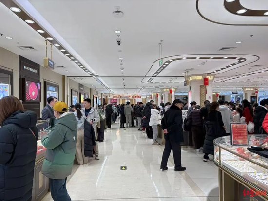 金价暴跌，实探北京金店：黄金区挤满人，有人拖行李箱来“抄底”
