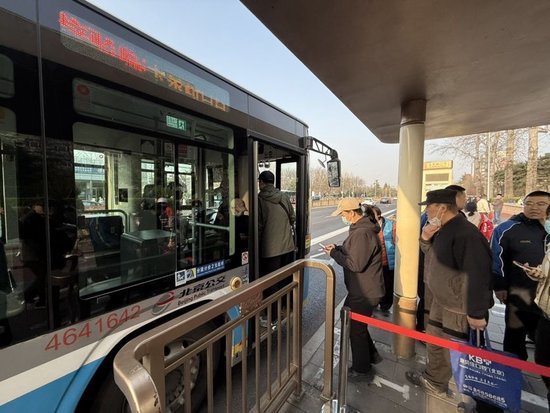 4至6分钟一趟车，祭扫高峰日公交开通地铁接驳临线