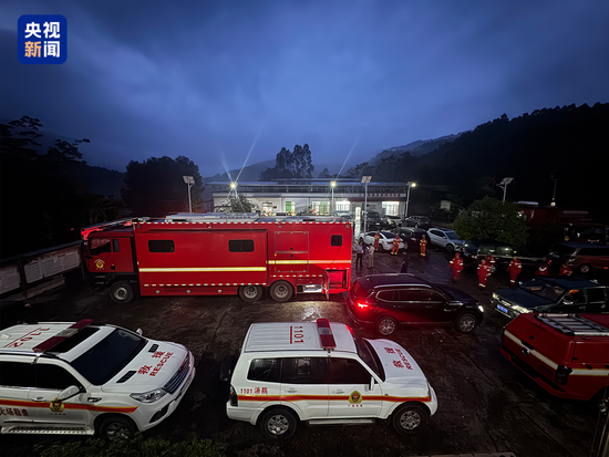 广西一载有15人车辆坠河 当地称大雨后河水淹过桥 ，司机晚上开车送人发生意外