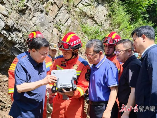 甘肃省委书记胡昌升、省长任振鹤，到达滑坡现场，现场指挥抢险救灾