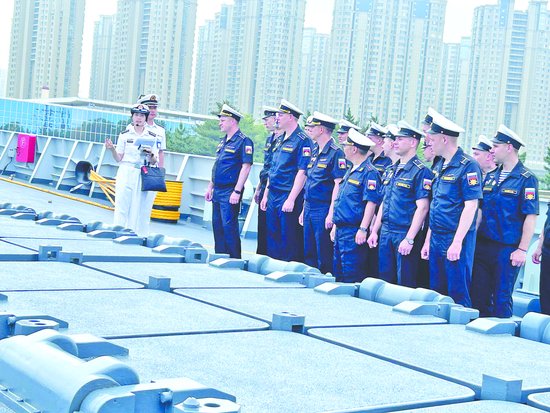 “中华神盾” 遇见 “航母杀手”，中俄官兵在青岛相互登舰参观